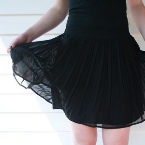 S Flowy Black Pleated Skirt